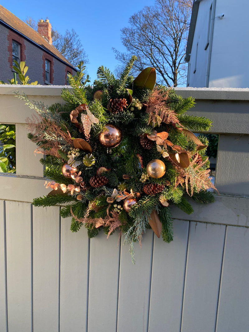 FESTIVE DOORWAY DRESSING